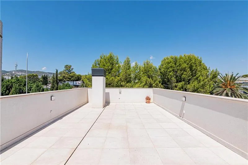 Semi-new penthouse in a residential complex with swimming pool in the Colegios area — photo 12