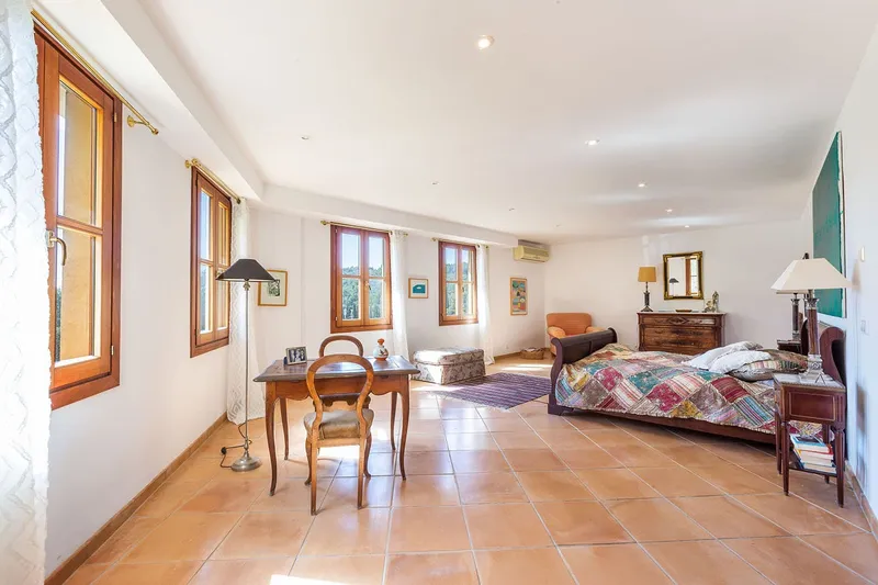 Investment property: Mediterranean estate with versatile uses — photo 9