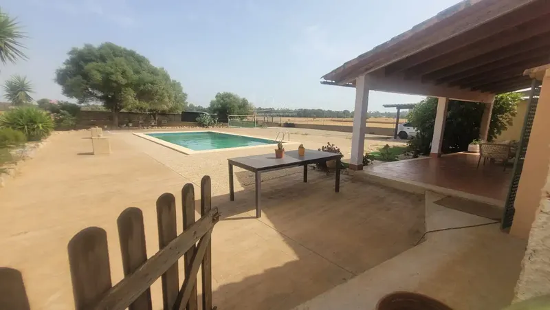 Vivancos Inmobiliaria presents for rent this exclusive chalet with private pool, 12 horse stables and a 7,000 m² estate, ideal — photo 1