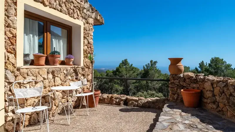Charming rustic finca for sale on the outskirts of Puigpunyent, in an impressive natural setting. The stone facade and traditional design — photo 7