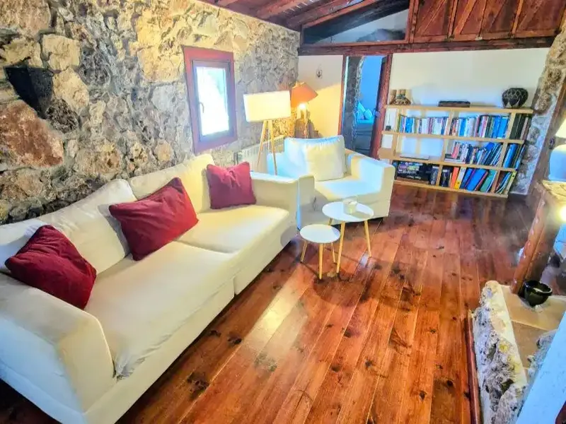 Rustic house for rent with garden, terraces and land in the north of Mallorca, available from September 1, 2026, for long-term rental — photo 2