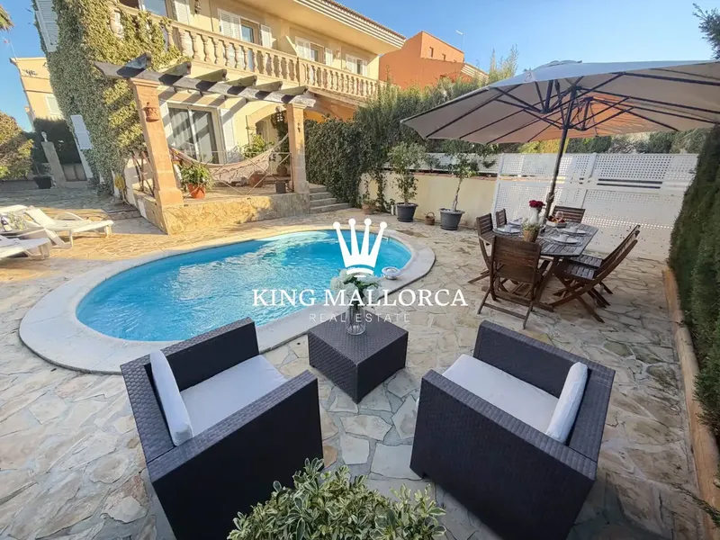 We offer a wonderful semi-detached villa with 3 bedrooms, 2 bathrooms, private pool, parking and large garden. — photo 9