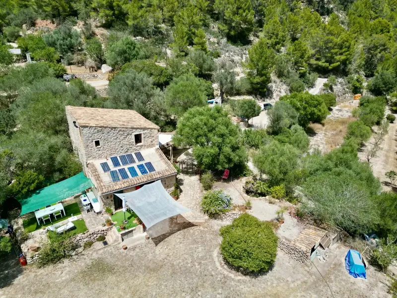 Discover this spectacular legal rustic house, completely renovated with lots of charm. Located on a plot of 3700m2, this property offers — photo 12