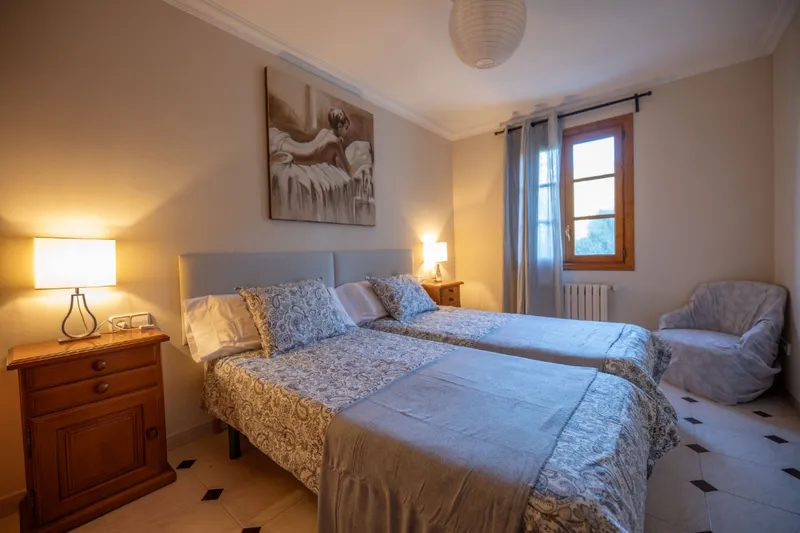 3 bedroom, 1 bathroom apartment and parking for seasonal rental — photo 9