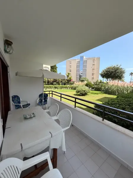 Planta baja en excelente estado, luminosa y lista para entrar a vivir, con bonitas vistas al mar y a las zonas ajardinadas. — photo 1