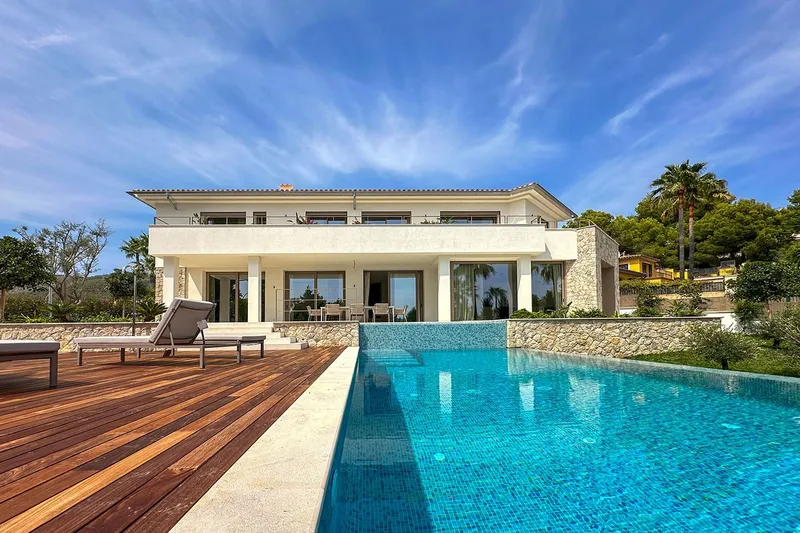 Stylishly renovated villa with wonderful outdoor area in prime location — photo 11