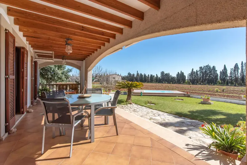 This exceptionally prestigious estate combines the charm of a Mediterranean country house with elegant, timeless furniture and a well-maintained condition — photo 11