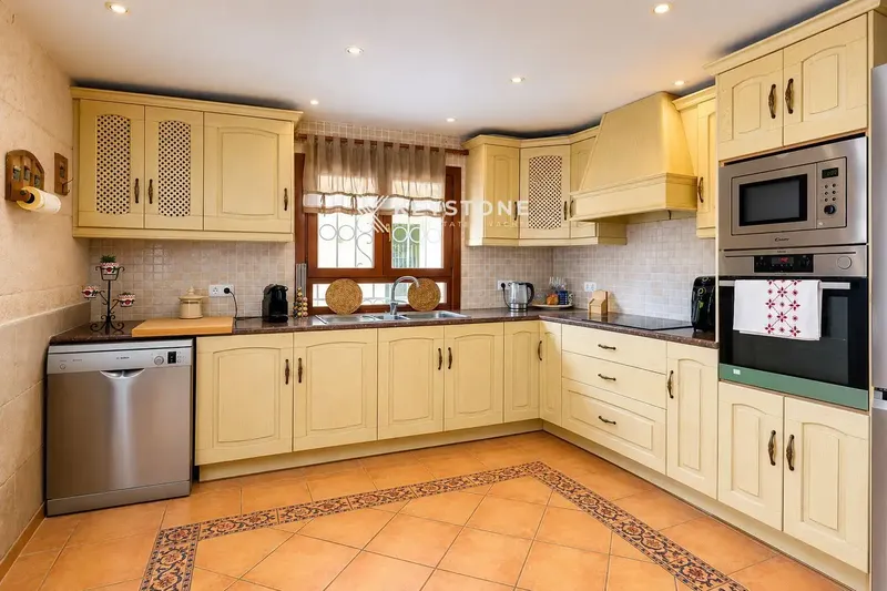 Descubre este encantador chalet en Palmanova, una propiedad amplia, privada y versátil, ideal para disfrutar de Mallorca durante todo el año — photo 5