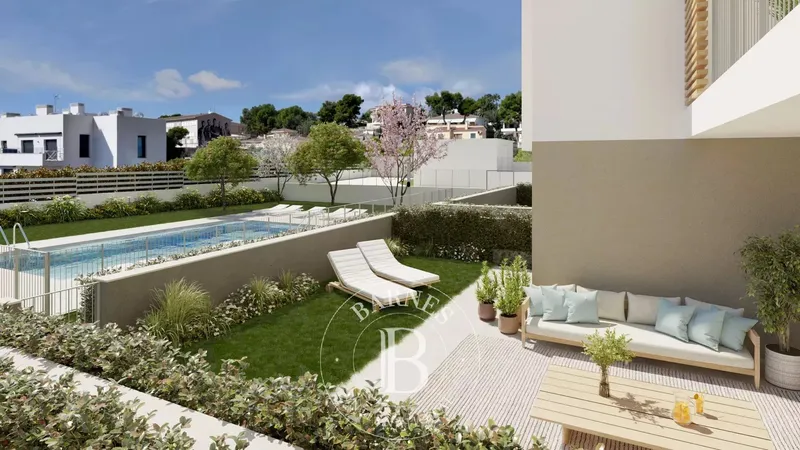 Refined Three Bedroom Apartment with Terrace and Garden in Palmanova — photo 1