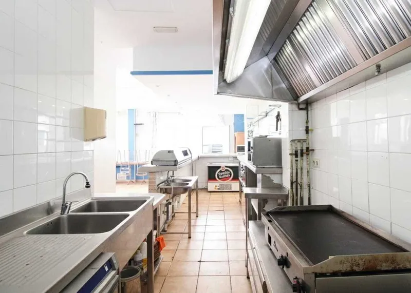 85m² premises with bar license, kitchen and near the beach for sale — photo 4