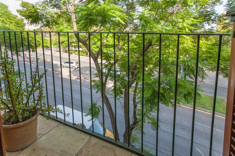 Lovely Renovated Two-Bedroom Penthouse next to the Market, with Nice Views and Outdoor Space — photo 7