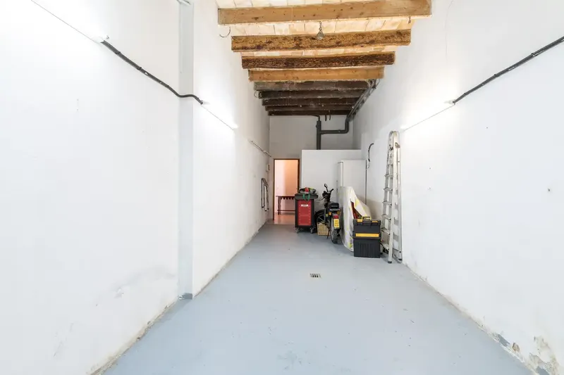 Authentic village house in the center of Andratx with patio, private parking and terraces. The house has Mallorcan windows and doors, beams — photo 12