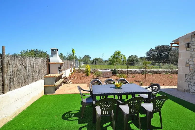 Enjoy the tranquility of the Mallorcan countryside in this beautiful finca with private pool, available for seasonal rental, located in — photo 5