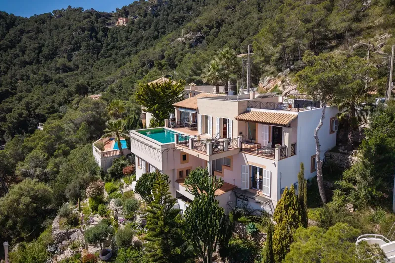 Every dawn in this villa is a private spectacle. The intense blue of the Mediterranean accompanies every moment, stretching from Canyamel — photo 1