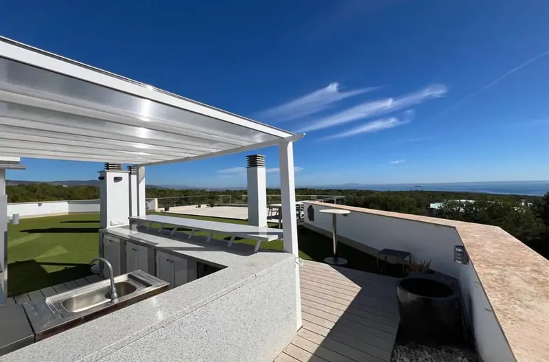 This light-flooded penthouse in a quiet, well-maintained residence in Sol de Mallorca combines luxurious living with Mediterranean charm. — photo 6