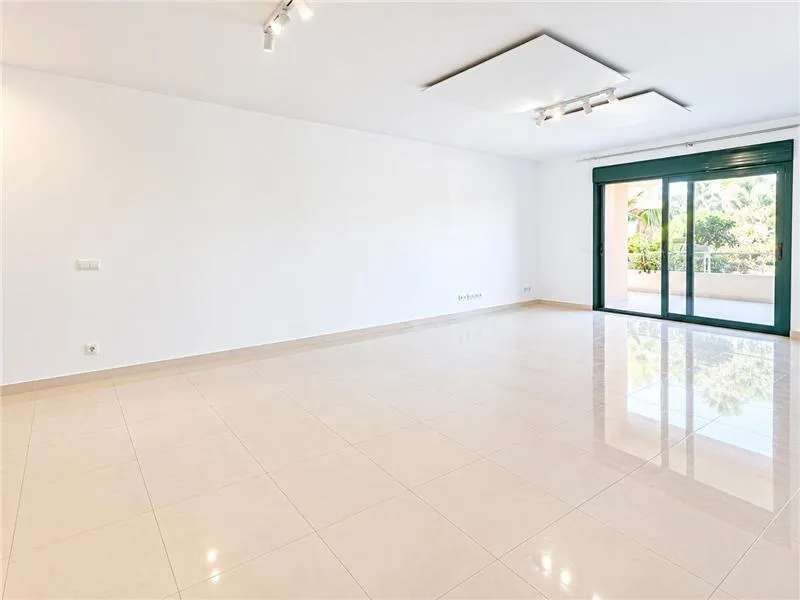 Apartment in a residential complex with swimming pools — photo 3