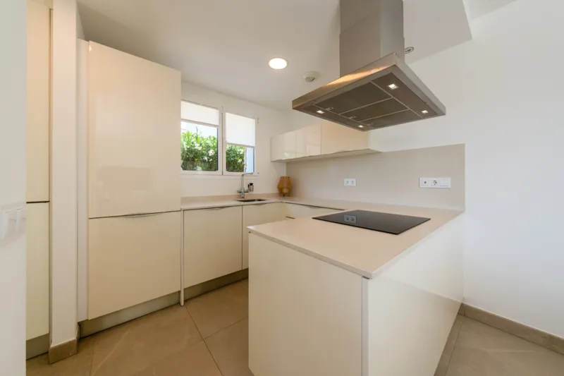 Exclusive residence with pool and well-kept garden in popular residential area - terrace and pool (15298) — photo 7
