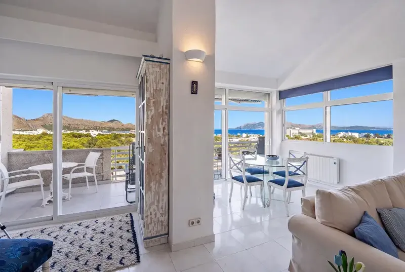 This impressive penthouse for sale in Puerto Pollensa offers stunning, unobstructed sea views, as well as a combination ex — photo 8