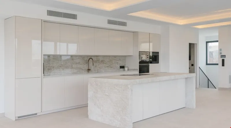Contemporary three-bedroom designer villa with infinity pool in Palma — photo 4