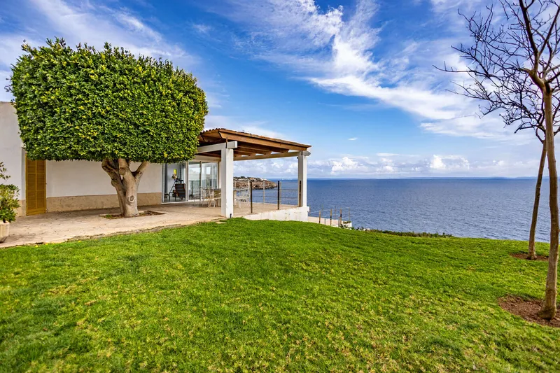 Villa in first sea line on double plot to renovate — photo 5