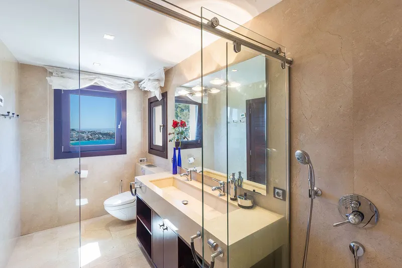 Fantastically located villa with tennis court and breathtaking views — photo 12