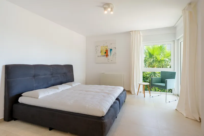 Modern villa with separate guest area in a quiet location — photo 9