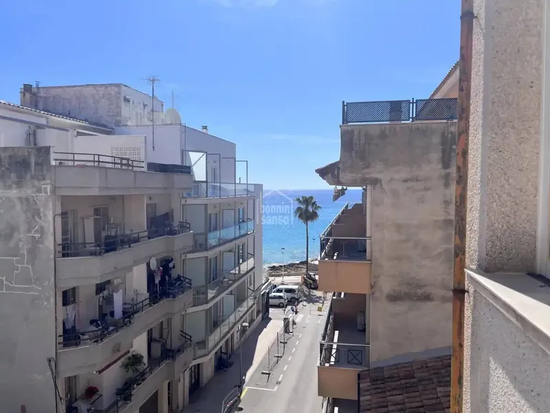 Spacious apartment just one minute from Cala Millor beach and the pedestrian promenade. Located on the third floor, the property — photo 2
