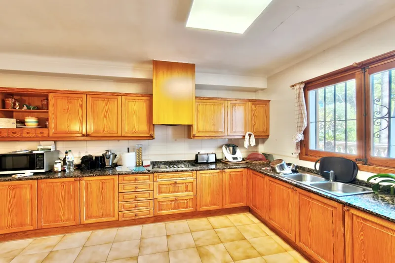 Charming Mediterranean-style villa for sale in Santa Ponsa with private pool and garden — photo 8
