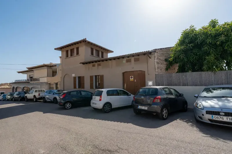 In the Els Molins area, in Inca, we present this unique detached house on a plot of 546.94 m2 according to the Land Registry, with amp — photo 1