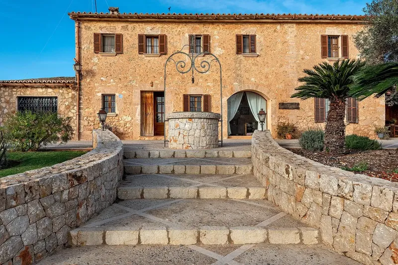 Discover this charming rustic villa in the exclusive area of Sa Casa Blanca — photo 3
