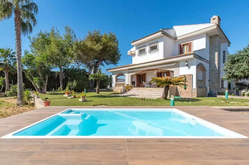 This exceptionally prestigious estate combines the charm of a Mediterranean country house with elegant, timeless furniture and a well-maintained condition — photo 6