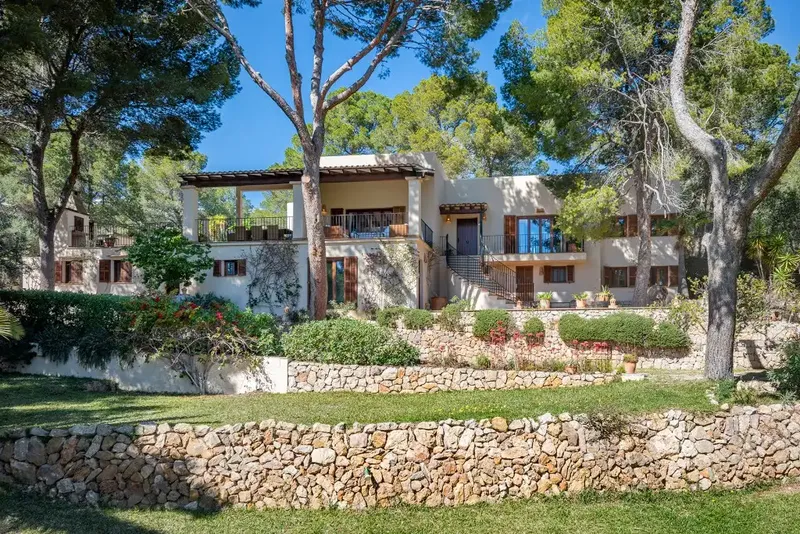 This incredible villa enjoys a privileged location on an elevated and generous plot of around 6,411 m2, it is a pleasant — photo 1
