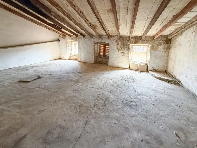 We present this magnificent village house located in the heart of Mancor de la Vall, an emblematic building that extends over — photo 10