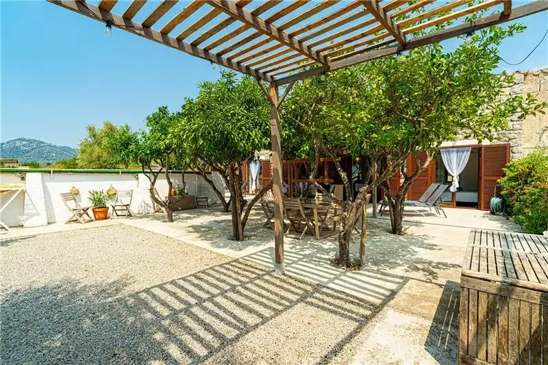 Rustic finca on plot of approx. 3,500 m² with spectacular views of the Serra de Tramuntana. Bright living-dining room with integrated kitchen — photo 3