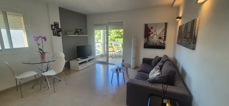 Private seller offers a very bright apartment of about 48 m² with southwest orientation in Son Ferrer. It is a first floor without elevator. — photo 2
