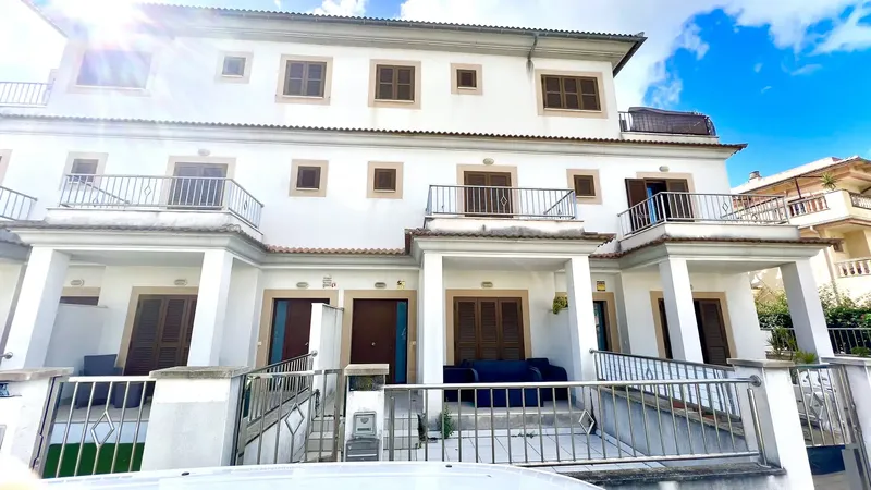 Discover your new home in the charming Port of Alcudia! This semi-detached chalet is a gem just 300 meters from the beach, ideal for enjoying — photo 2