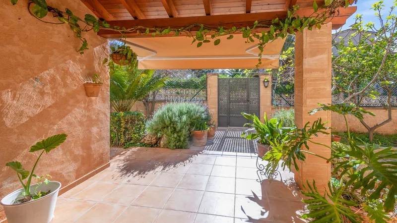 Charming villa for sale in Bahia Blava with pool and garden — photo 7