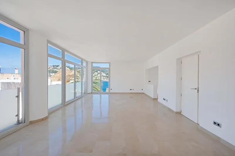 Stunning Harbour Penthouse: A Unique Opportunity for Expansion & Investment — photo 7