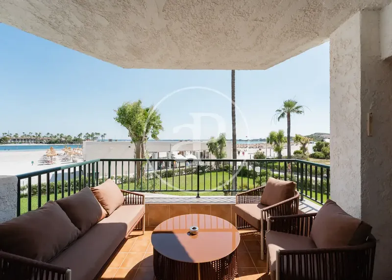 PISO EN ALQUILER TEMPORAL TOTALMENTE REFORMADO CON VISTAS AL MAR Y PISCINA EN PRIMERA LÍNEA DE PLAYA DE ALCÚDIA — photo 1