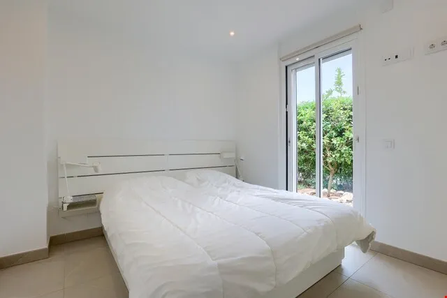 Modern three-bedroom coastal villa with sun-drenched terraces for sale in Sa Ràpita — photo 4