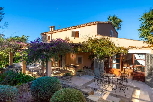 Manacor, romantic finca with dreamlike garden, own olive grove and wonderful views over the valley in the east of Mallorca — photo 2