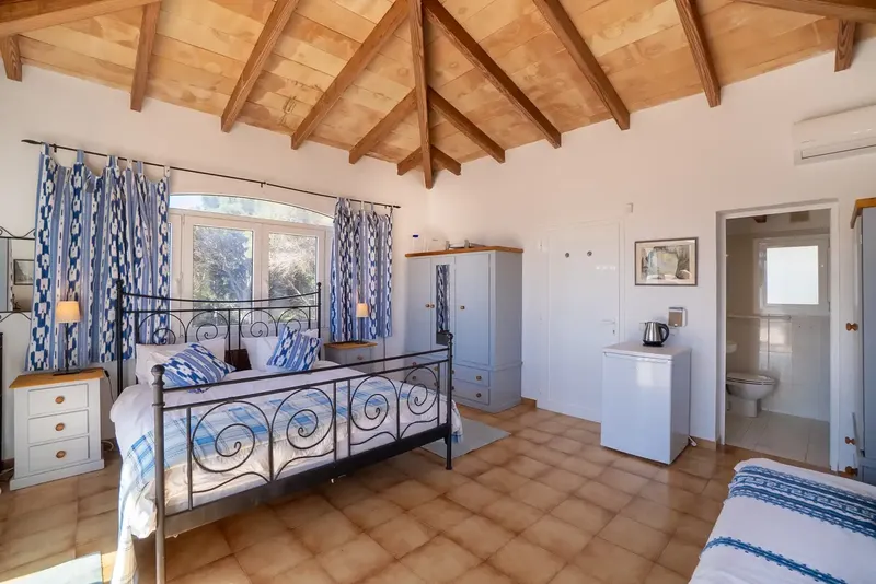 This villa with fantastic sea views in a privileged location in Cala Mesquida combines Mediterranean charm, spacious living and — photo 9