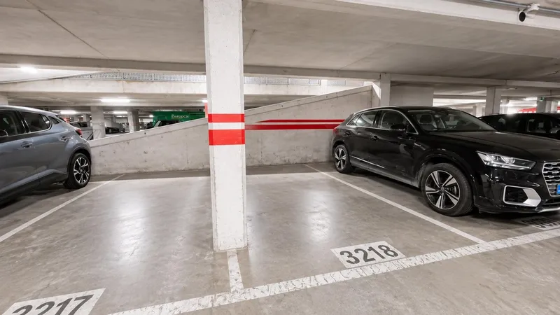 Spacious parking space next to Plaza Sant Antoni, Palma — photo 3