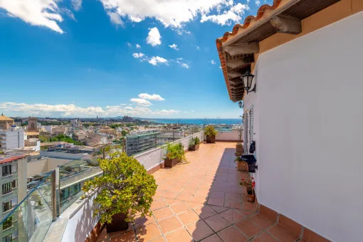 Son Armadams, exclusive penthouse with spacious L-shaped terrace and views over Palma, the harbour and the cathedral — photo 4
