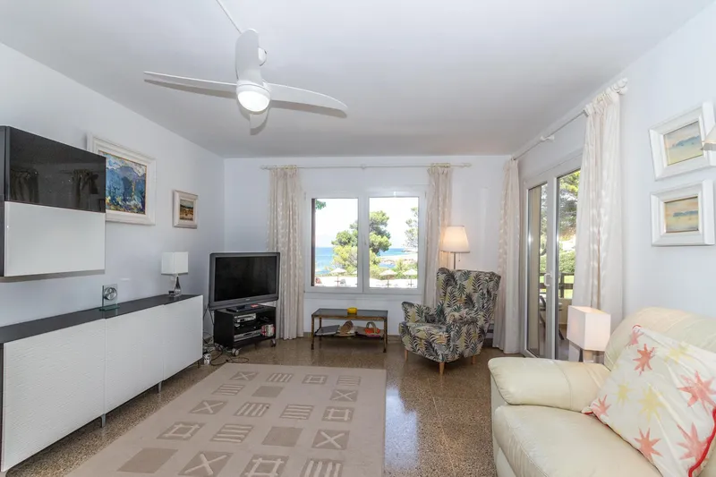 Seafront flat for sale with sea views and communal pool in Cala Blava — photo 8