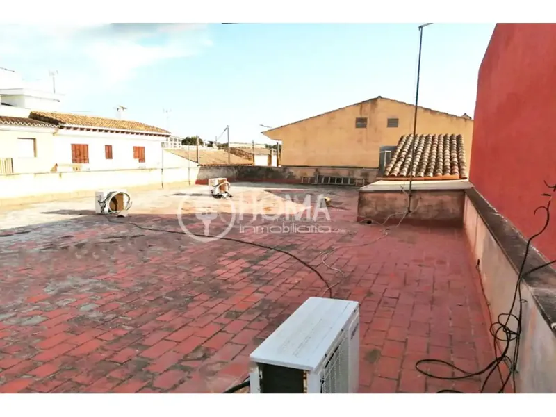 Discover this wonderful 418 m² townhouse in the quiet area of Ses Cadenes. It is distributed over three floors, ideal for a large family or investors seeking immediate profitability and expansion potential. — photo 8