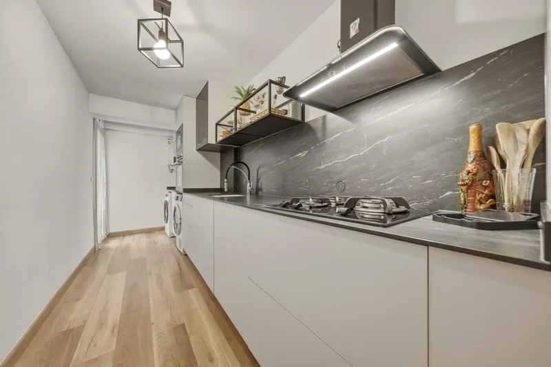 Spacious exterior flat with terrace and lift — photo 9