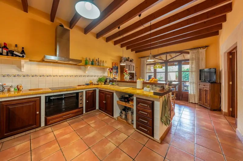 Charming Mallorcan townhouse with patio and garden in Campos — photo 9