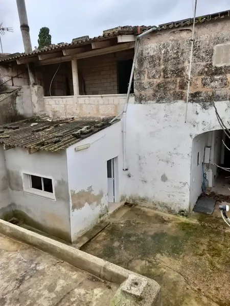 In Sa Pobla, we find this large house, more than 400 m2 built on several floors, with an interior patio in the middle and an annex at the — photo 4