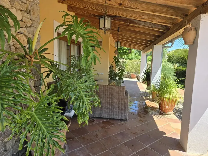 Discover this impressive chalet located in the idyllic town of Campanet, where comfort meets an exceptional natural environment. With a — photo 3